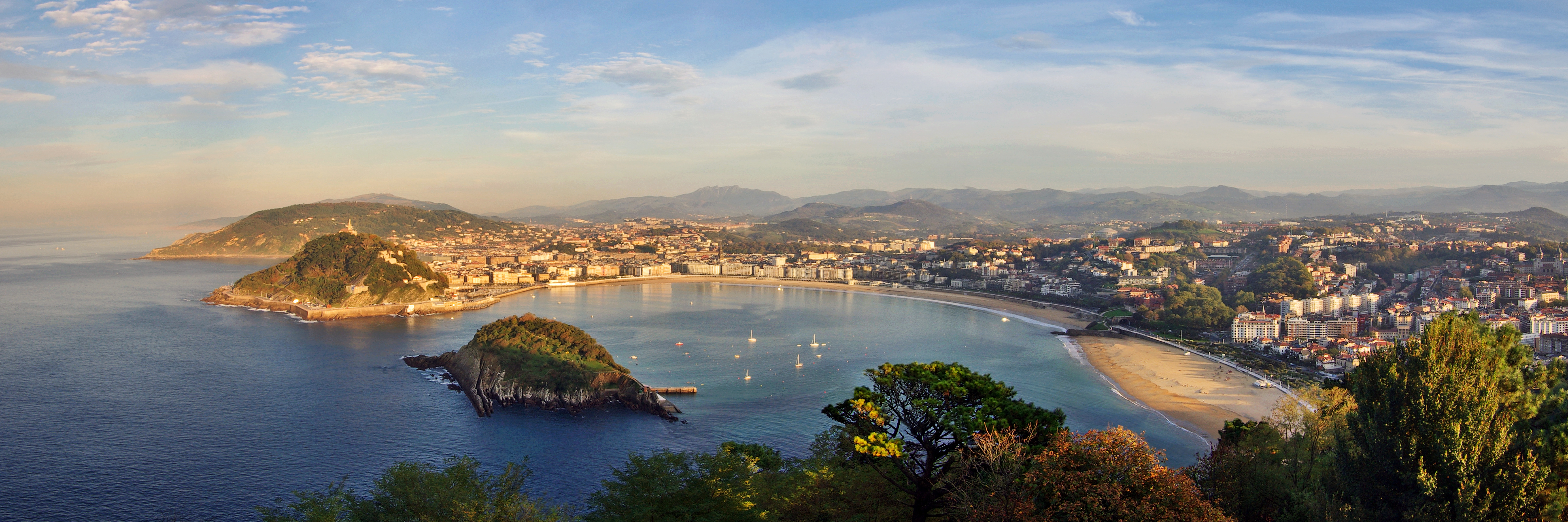 Vista panorámica de la bahía de La Concha en San Sebastián